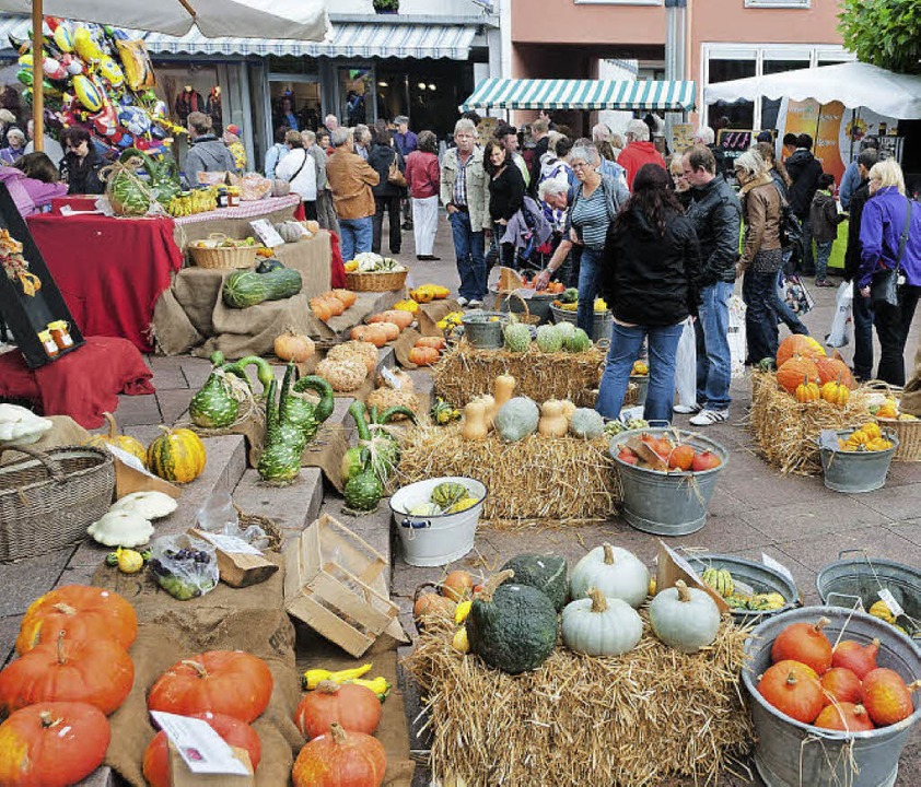 Herbstlich geschmckt mit leuchtend ro...t auf dem Rathausplatz seine Besucher.  | Foto: Alexander Anlicker