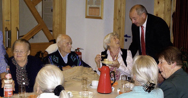 Stadtrat Markus Schlegel im Gesprch m...aligen Wirtsleuten Herta und Otto Hor.  | Foto: Liane Schilling