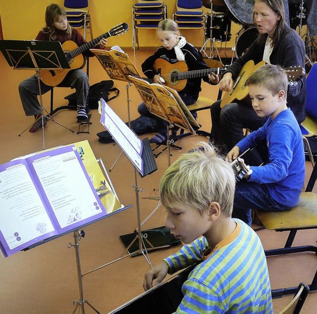 Kooperation: Musikschullehrerin Almut ...e am Schulzentrum  Gitarrespielen bei.  | Foto: Sylvia Bleckmann