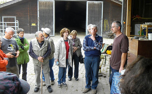 Besucher aus der Friesenheimer Region auf dem Biohof  | Foto: bund