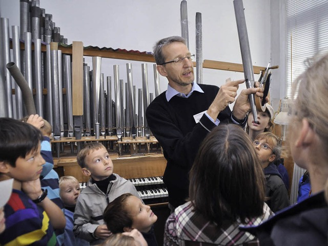 Kennt sich mit Pfeifen aus: Chefintona...Reiner Janke beim Tag der offenen Tr.  | Foto: julius steckmeister