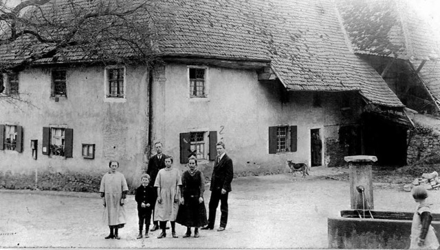 ... oder die Familie vor dem Orchenhof.   | Foto: Privat