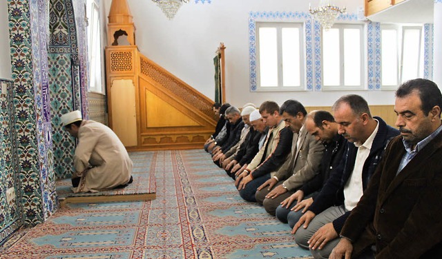 Glubige am Mittwoch beim Pflichtgebet...r der Anleitung des Imam  mer Sengn   | Foto: Moritz Lehmann