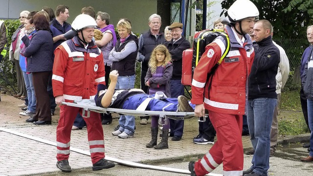 Zum Glck kein Ernstfall: Helfer der F... Rotkreuzmitgliedern versorgt werden.   | Foto: christine weirich