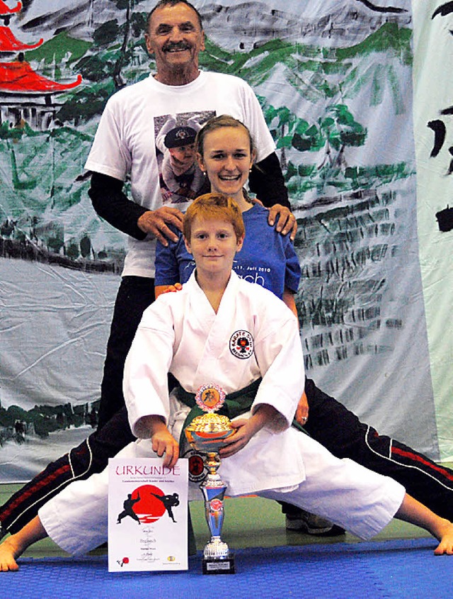 Marius Werz mit seinen Karate-Trainern Regina Neumann und  Josef Faller.  | Foto: privat