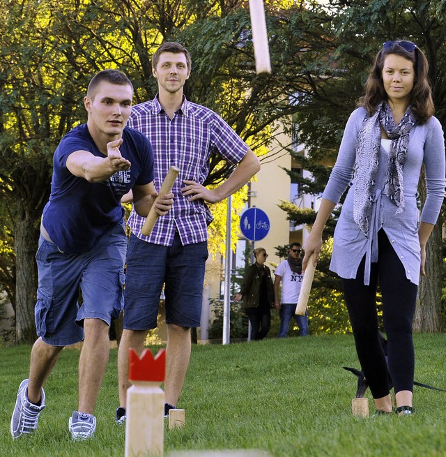 Janis Bicins, Lauris Normunds, Karina Kvitka beim Kubb.   | Foto: Bamberger