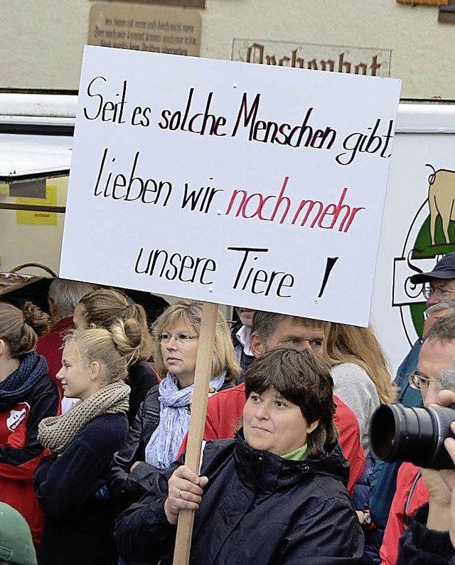 Nicht jeder hatte Verstndnis fr Plakate dieser Art bei der Demo in Wittnau.   | Foto: Andrea gallien