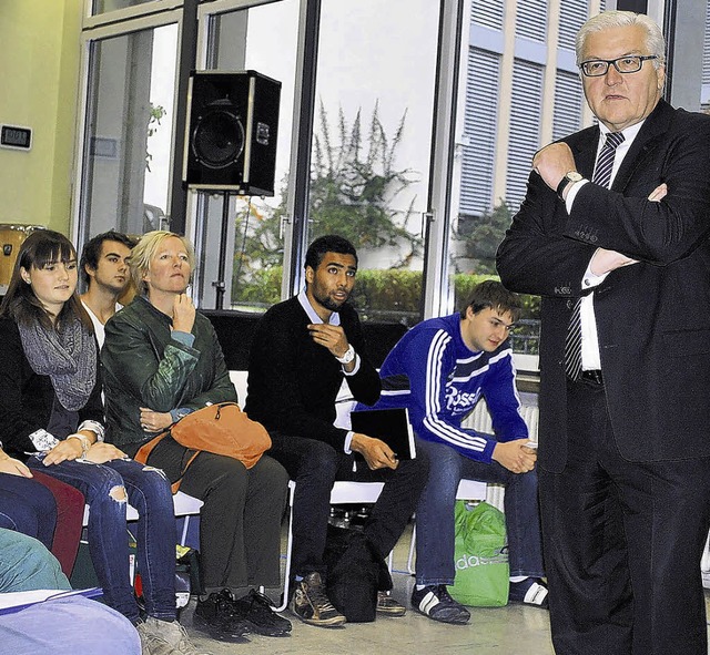 Aufforderung zum Einmischen: Frank-Wal...skussion mit Waldshuter Gymnasiasten.   | Foto: KLATT