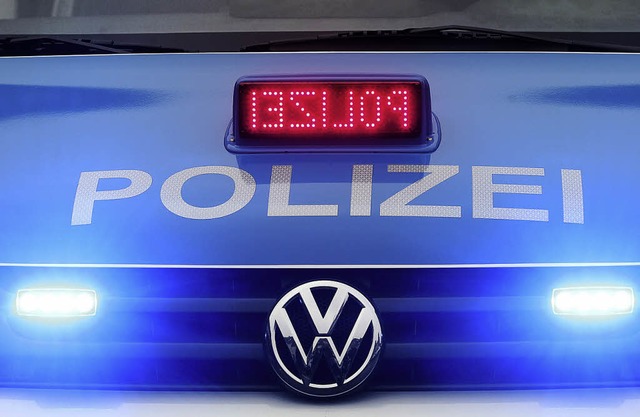 Mit Blaulicht und Sirene:Polizei und ...reit. Autofahrer mssen Platz machen.   | Foto: Roland Weihrauch (dpa)
