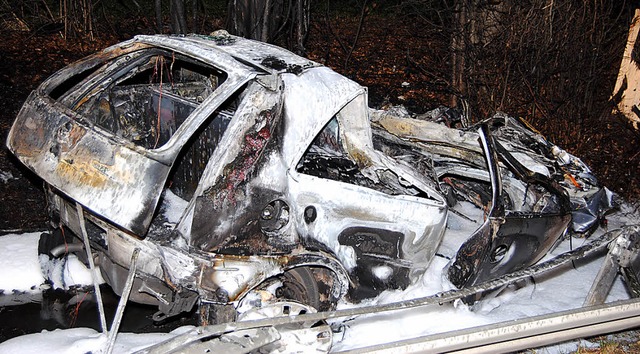 Nur noch Schrott: Von Nicoles Opel Corsa ist nach dem Unfall wenig brig.  | Foto: Kamera24.TV