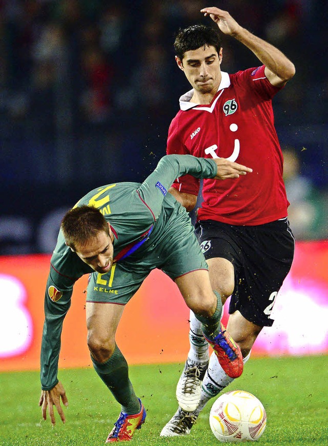 Der Hannoveraner Lars Stindl (rechts) im Zweikampf mit Michel   | Foto: dpa