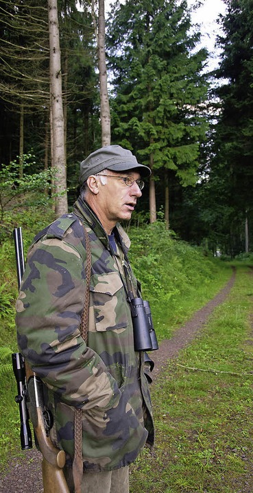 Waidmallsheil: Johannes Kaesler auf der Pirsch im Kenzinger Wald.  | Foto: Anna Schughart