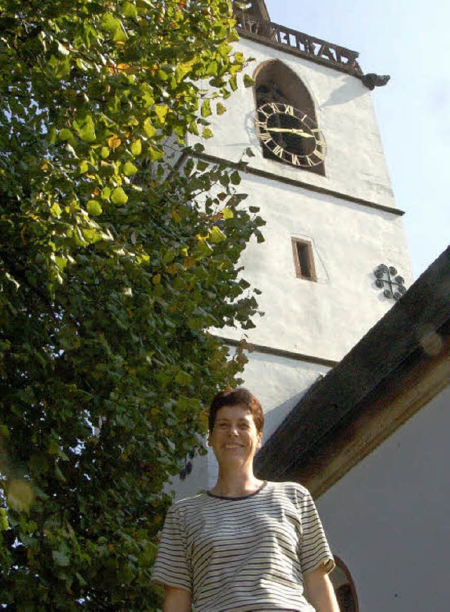 Sabine Knig vor dem historischen Turm der Georgskirche.   | Foto: F. Kiefer