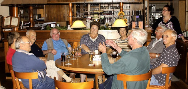Der Stammtisch im Gasthaus zum Lamm mit der Wirtin Ines Baral (stehend rechts)   | Foto: Erika Sieberts