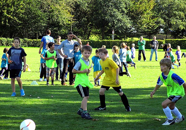 Begeistert am Ball: Kicker bei der Mini-EM.   | Foto: schule