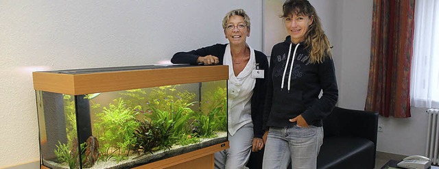 Freuen sich ber das Aquarium: Sigrid ... und Krankenschwester Bettina Mehlin.   | Foto: Anja Bertsch