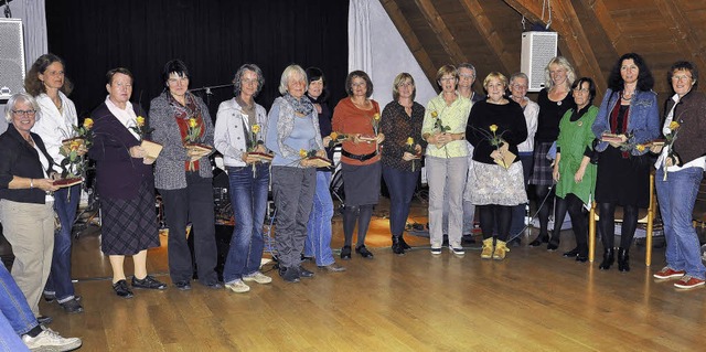 Rosen zum Ende der Ausstellung &#8222;...) und Margarethe Weh-Berger (rechts).   | Foto: Bingold