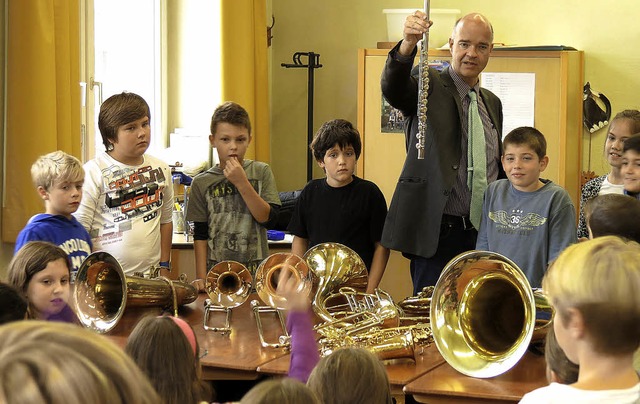 Lutz Thormann von der  Musikschule im ...eindekindergarten ausprobiert werden.   | Foto: lukas fuhr