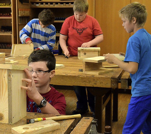 In Serie bauen Schler der Frstabt-Ge... Insgesamt sollen es 200 Stck werden.  | Foto: Sebastian Barthmes