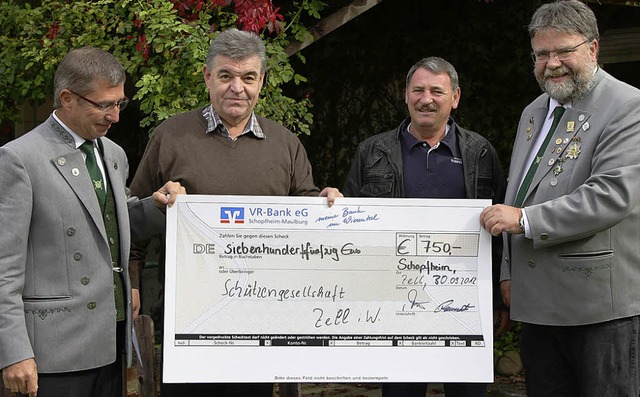 Frank Mehlin, Stefan Rasztovics und  S...wod mit dem Spendenscheck  (von links)  | Foto: Privat