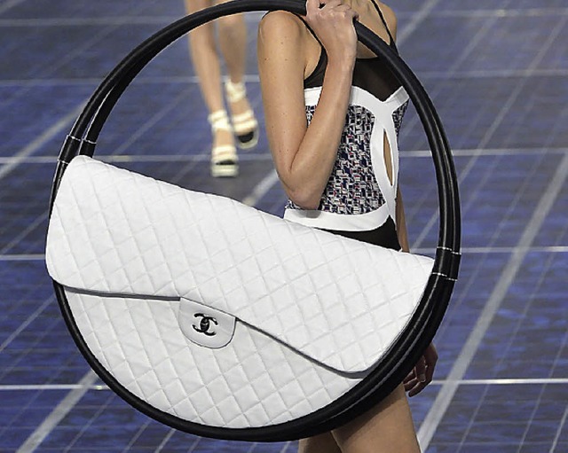 Dieses Accessoire ist zu bersehen: eine Tasche von Chanel.    | Foto: DPA