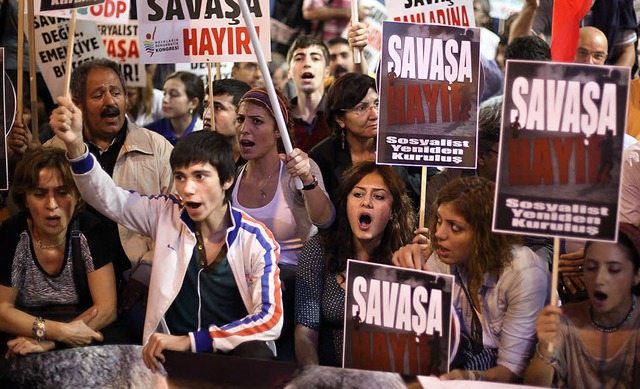 In Istanbul demonstrieren etwa 5000 Me...n eine Militrintervention in Syrien.   | Foto: AFP