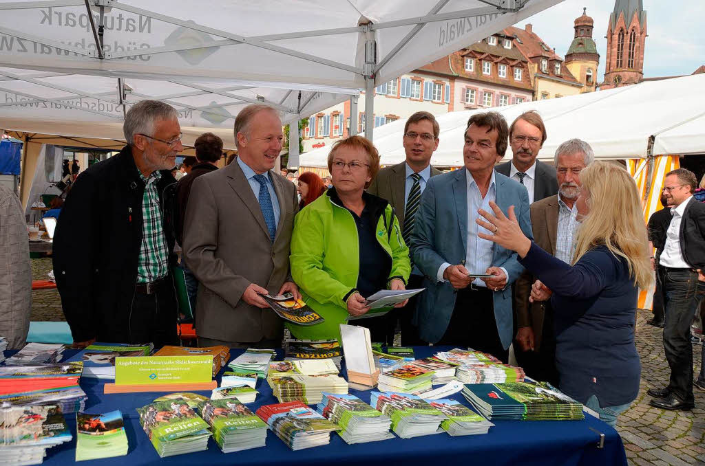 Offizieller Rundgang; Ines Dangers-Bolder erklärt am Stand des Naturparks Südschwarzwald Offizieller Rundgang; Ines Dangers-Bolder erklärt am Stand des Naturparks Südschwarzwald