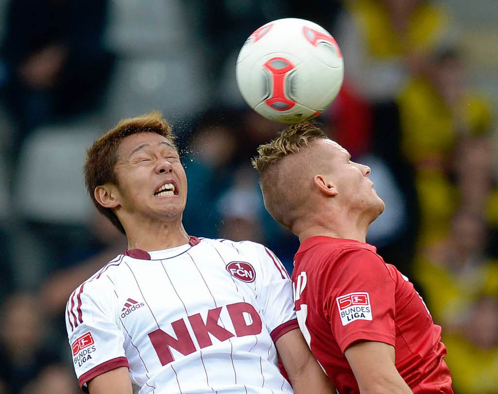 Freiburgs Jonathan Schmid (rechts) und Nrnbergs Hiroshi Kiyotake kmpfen um den Ball.