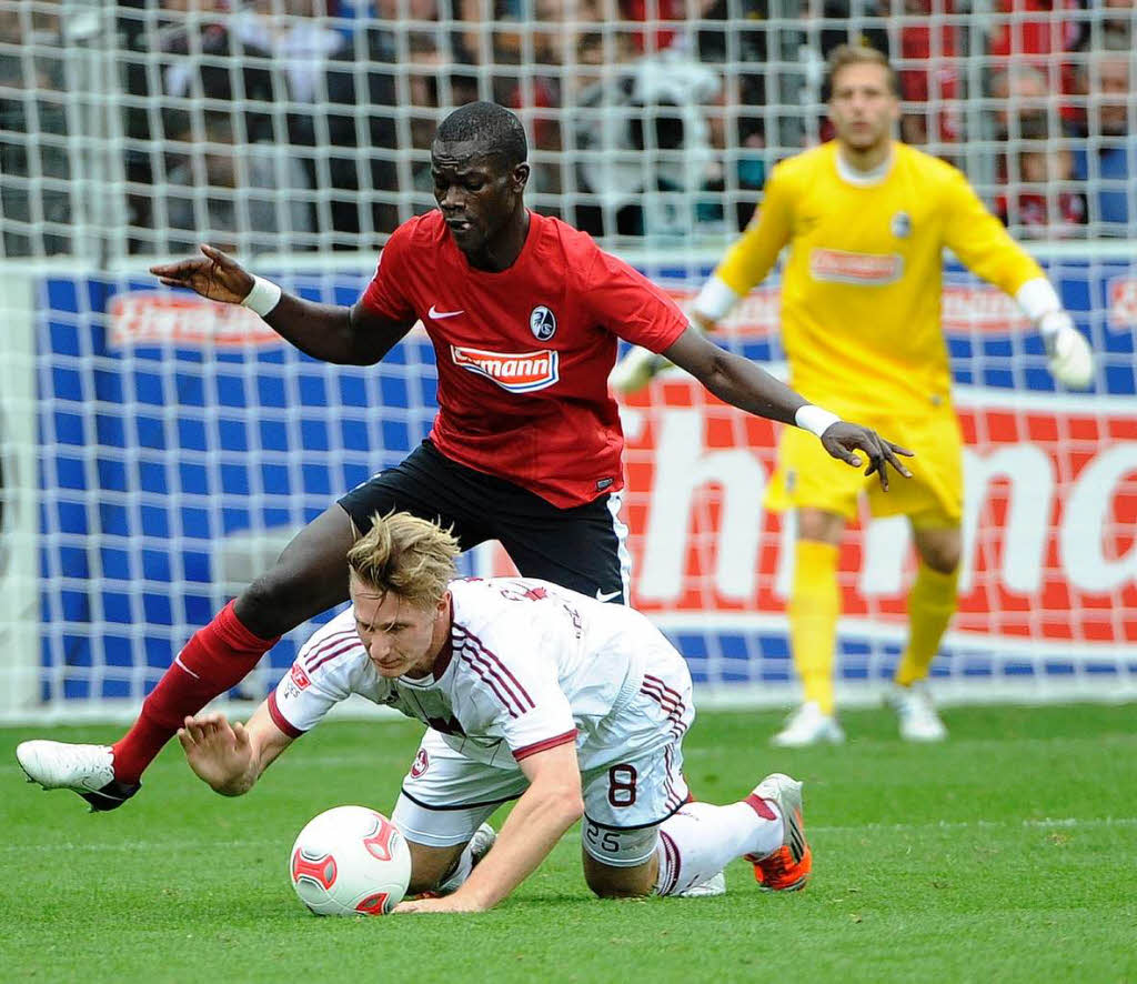 Zweikampf zwischen     Fallou Diagne (SC Freiburg) und Sebastian Polter (1. FC Nrnberg)