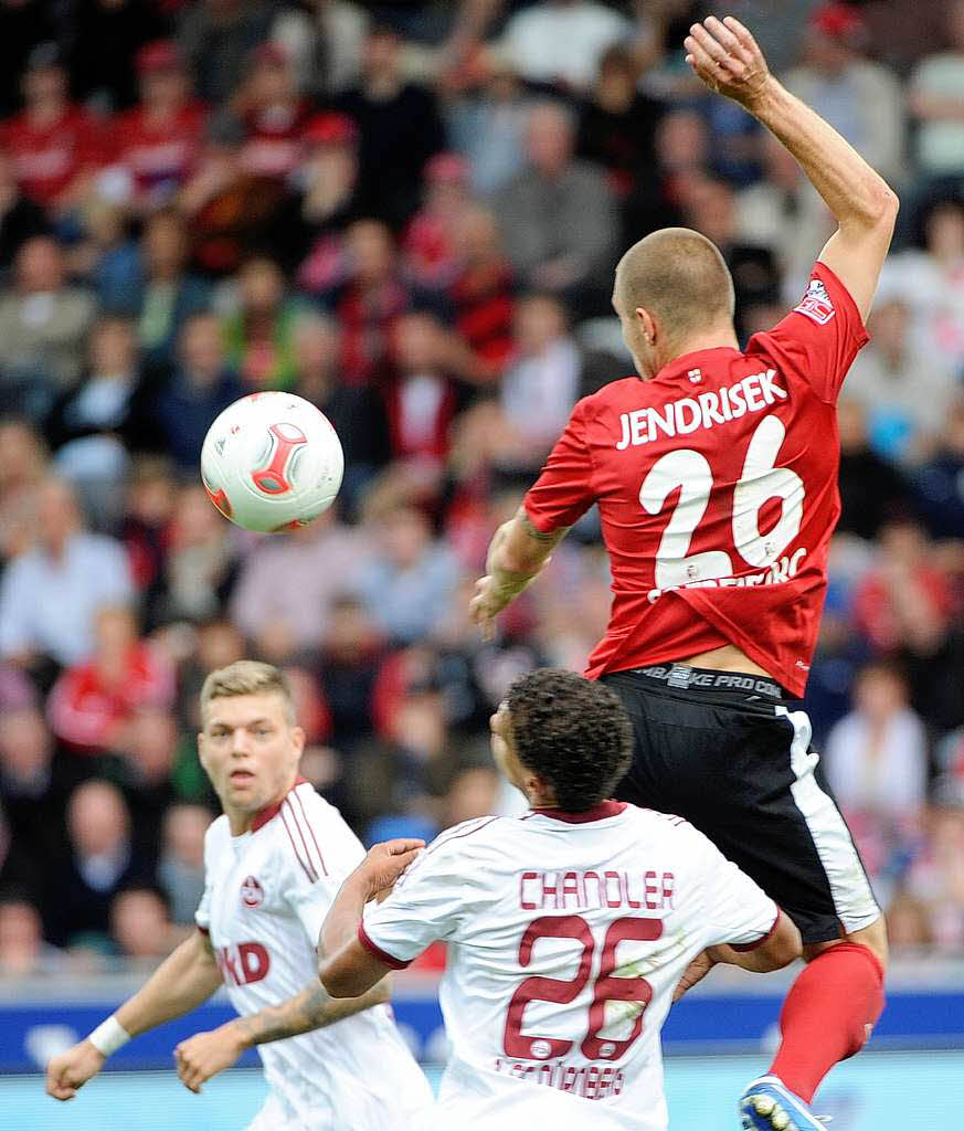 Erik Jendrisek vom SC Freiburg springt dem Ball entgegen.