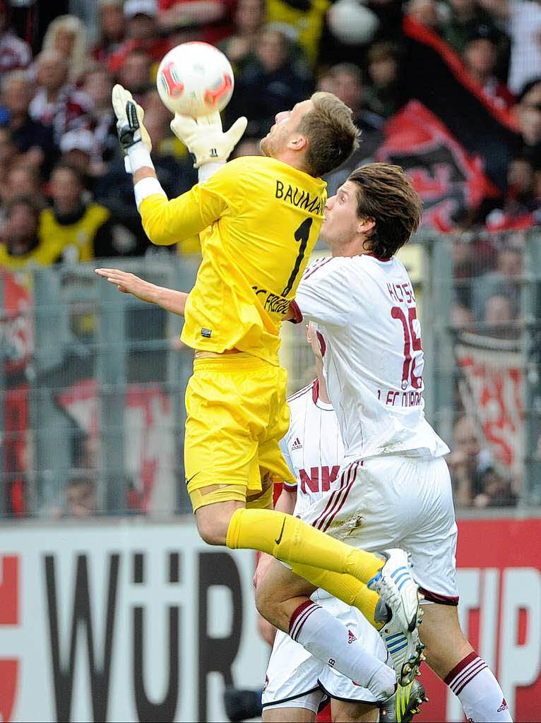 Oliver Baumann, Torwart vom SC Freiburg, klrt vor Timm Klose.