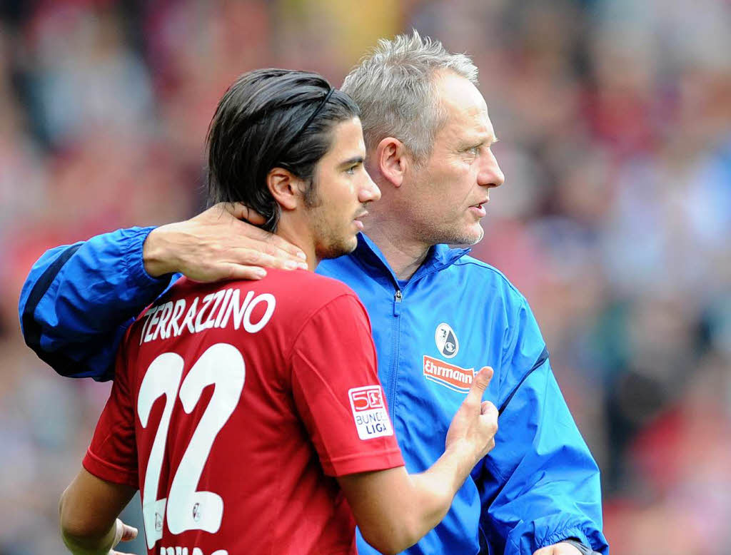 SC-Trainer Christian Streich  wechselt Marco Terrazzino ein. Richtige Entscheidung: Terrazzino erzielt spter das 3:0.