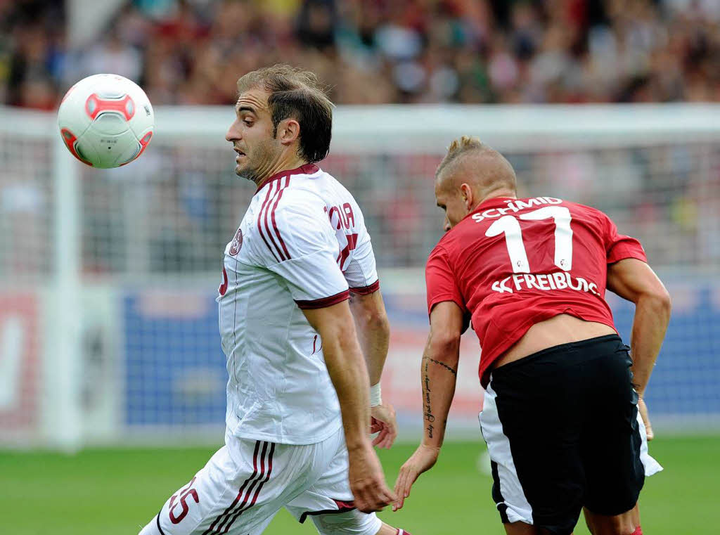 Der Freiburger Jonathan Schmid (rechts) und der Nrnberger Javier Pinola kmpfen um den Ball.