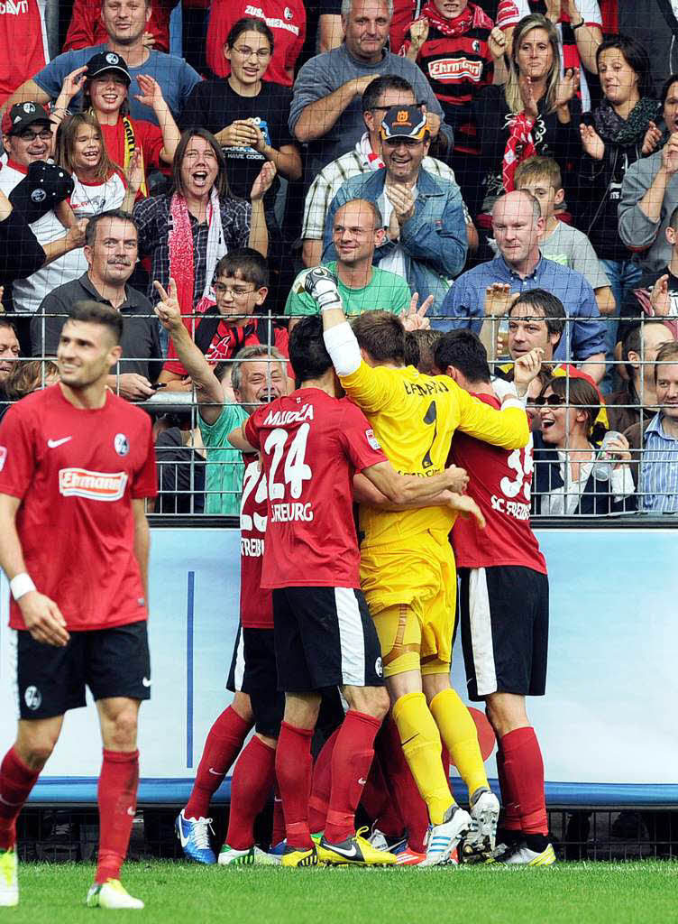 Die Freiburger Mannschaft freut sich nach Spielende ber ihren 3:0-Sieg.