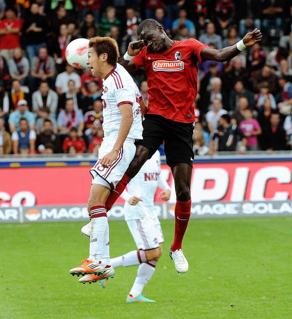 Fallou Diagne (SC Freiburg) und Hiroshi Kiyotake (1. FC Nrnberg) liefern sich ein Kopfballduell.