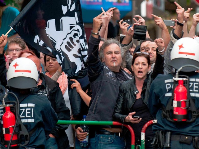 Demonstranten protestieren  Gppingen  gegen eine Neonazi-Demonstration.  | Foto: dpa