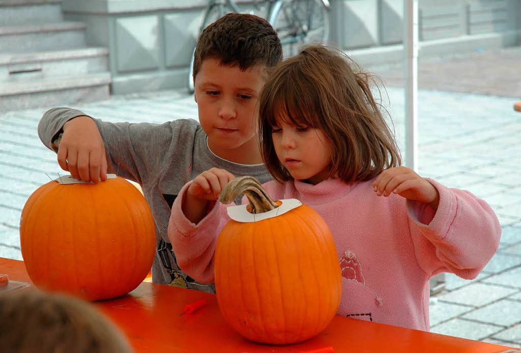 Kinder beim Krbisschnitzen