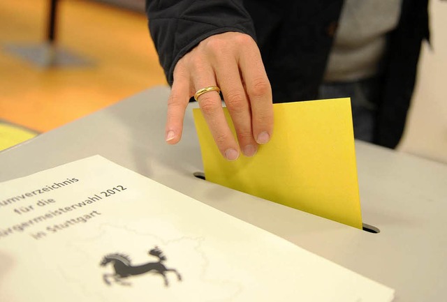 Ein Wahlzettel fr die Oberbrgermeist...n Stuttgart in eine Wahlurne geworfen.  | Foto: dpa