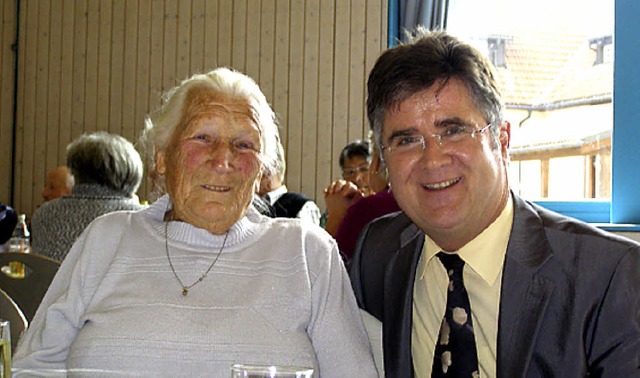 Brgermeister Clemens Hensler im Gespr...90), einer der ltesten Besucherinnen.  | Foto: Liane Schilling