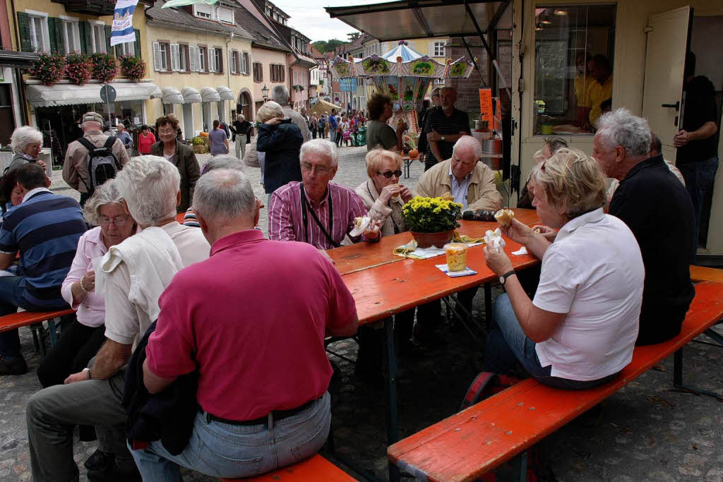 Viele Besucher lieen es sich am Samstagnachmittag auf dem Marktplatz gut gehen.