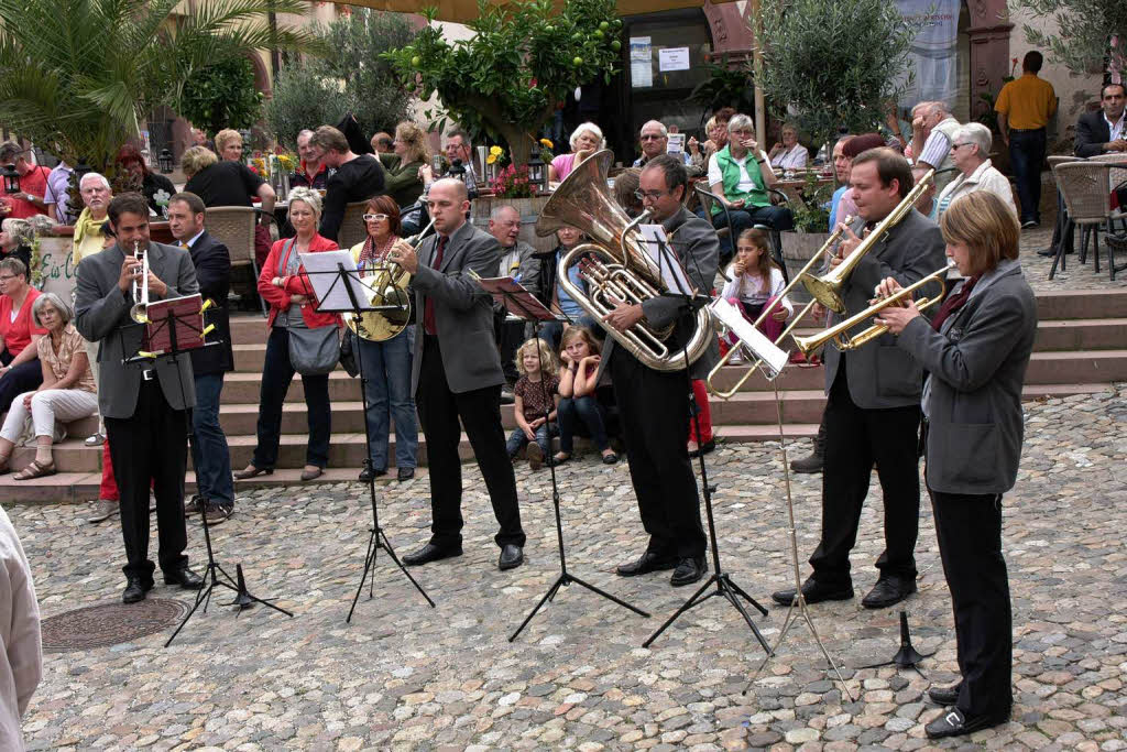 Ensembles der Stadtmusik umrahmten die Erffnungen am Marktplatz (Foto) und im Industriegebiet.