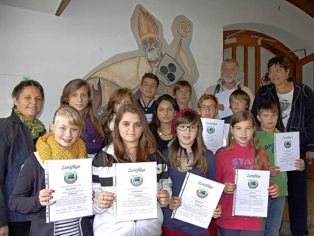 Zwlf Jugendliche  erhielten das Zerti..., rechts Lehrerin Monika Armbruster).   | Foto: Elfriede Mosmann