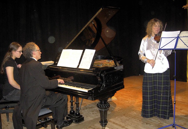 Fiona Middleton und William Cuthbertso...zieren im Waldkircher Orgelbauersaal.   | Foto: Hildegard Karig