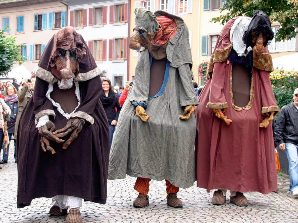 Skurrile bis unheimliche Wesen hatten am verkaufsoffenen Sonntag in Staufen sich unter das Volk gemischt.