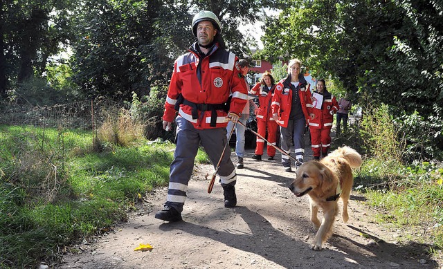 Karsten Hanke und Rettungshund Aisha m...sonst viele Einsatzkrfte ntig sind.   | Foto: Rita Eggstein