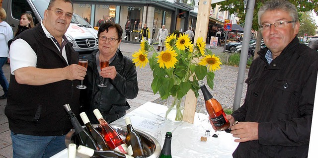 Winzer Rschard schenkte in der Innenstadt Sekte und Weine aus.   | Foto: Lauber
