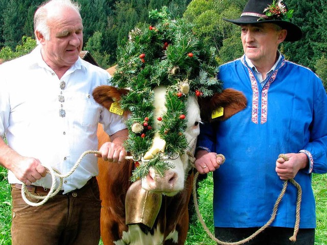 Herder Axel Brstle und Altbauer Karl ...riebs, der Kranzkuh vom Wehrlebauerhof  | Foto: monika rombach