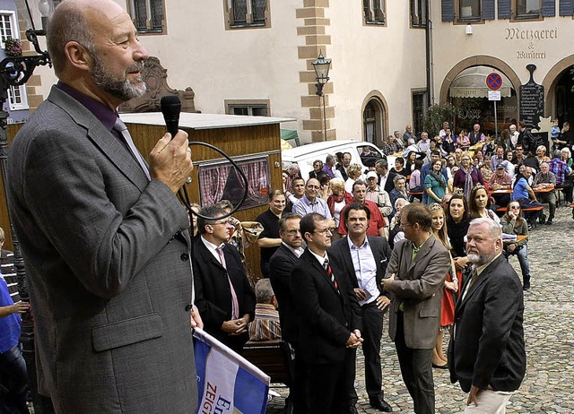 Brgermeister Hans-Joachim Schwarz er... Samstagnachmittag auf dem Marktplatz.  | Foto: Martin Wendel