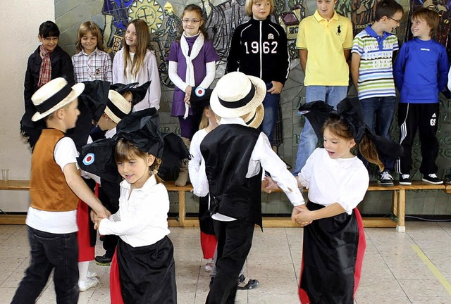 Zur Feier des Tages tanzen die Kindergartenkinder in Tracht.   | Foto: Corina Lorber