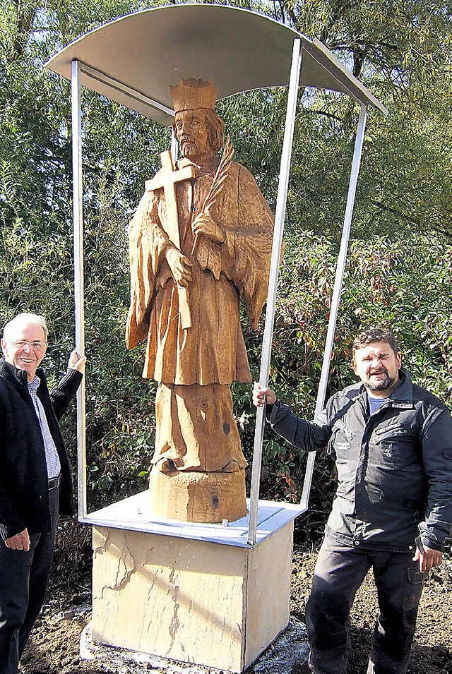 Alfons Huber (links) und Kettensgenk...r Igor Loskutow mit dem  St. Nepomuk.   | Foto: Limberger
